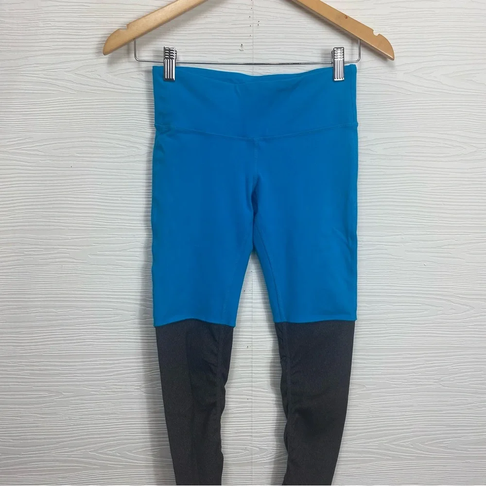 ALO Yoga Goddess Leggings in Seaport Blue & Gray - Picture 4 of 9